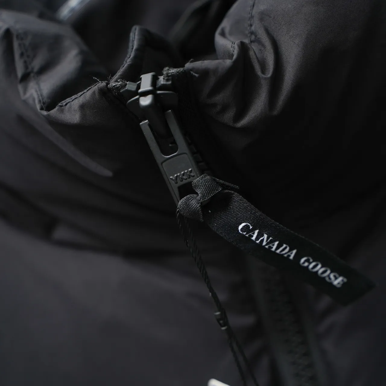 P780 CANADA GOOSE丨Canada Goose 2802 Sleeve Logo Stand Collar Down Jacket Color: Black Red Logo Size: XS-XXL
